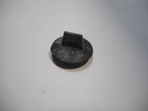 Runde Abdichtungskappe aus schwarzem Material mit einer vertikalen Halterung. Gezeigt im Zusammenhang mit Geräten der Marke Remeha.